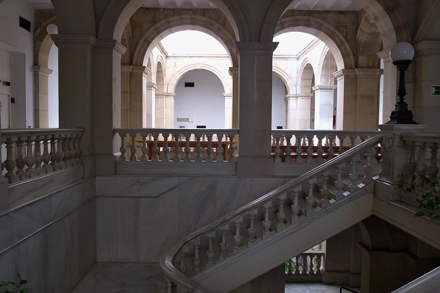 Escalera principal de los antiguos juzgados de Sevilla